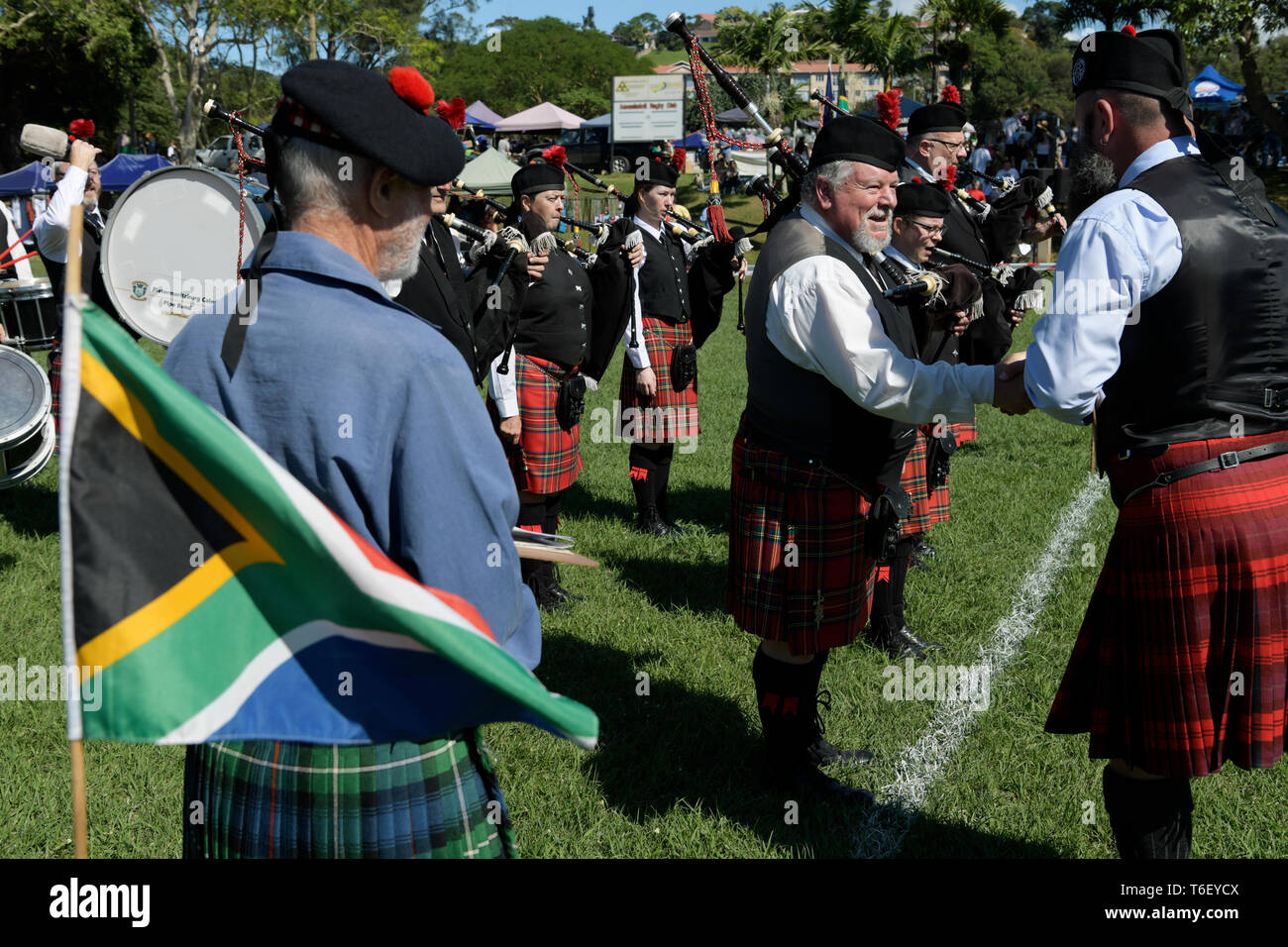 Durban, le KwaZulu-Natal, Afrique du Sud, l'arbitre donne pipe major handshake, Pietermaritzburg Caledonian pipe band, 56th Highland Gathering, 2019 Banque D'Images