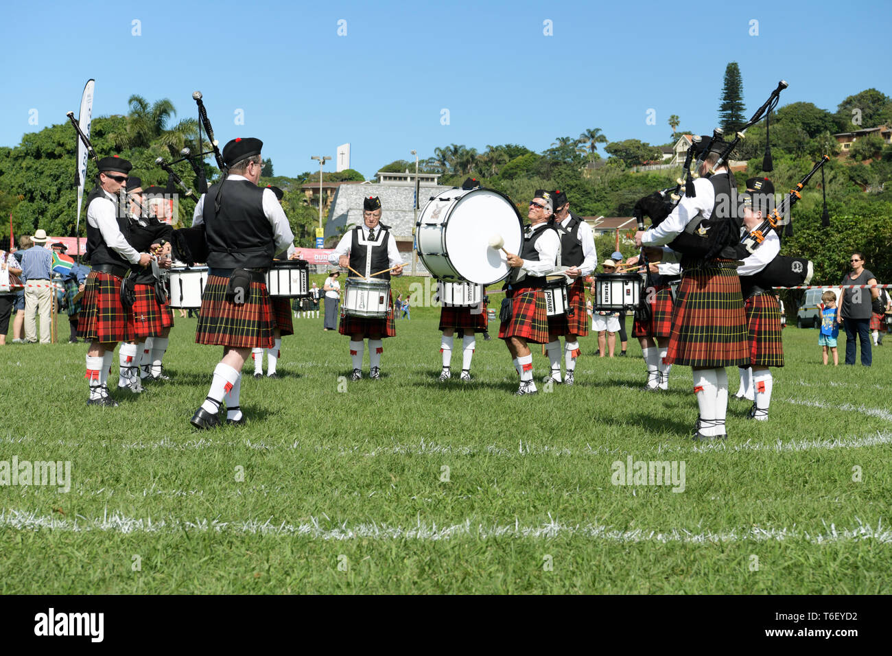 Amanzimtoti, KwaZulu-Natal, Afrique du Sud, Durban Regiment pipe band performing Strathspey et rabatteur dans arena, 56th Highland Gathering, 2019, Tartan Banque D'Images