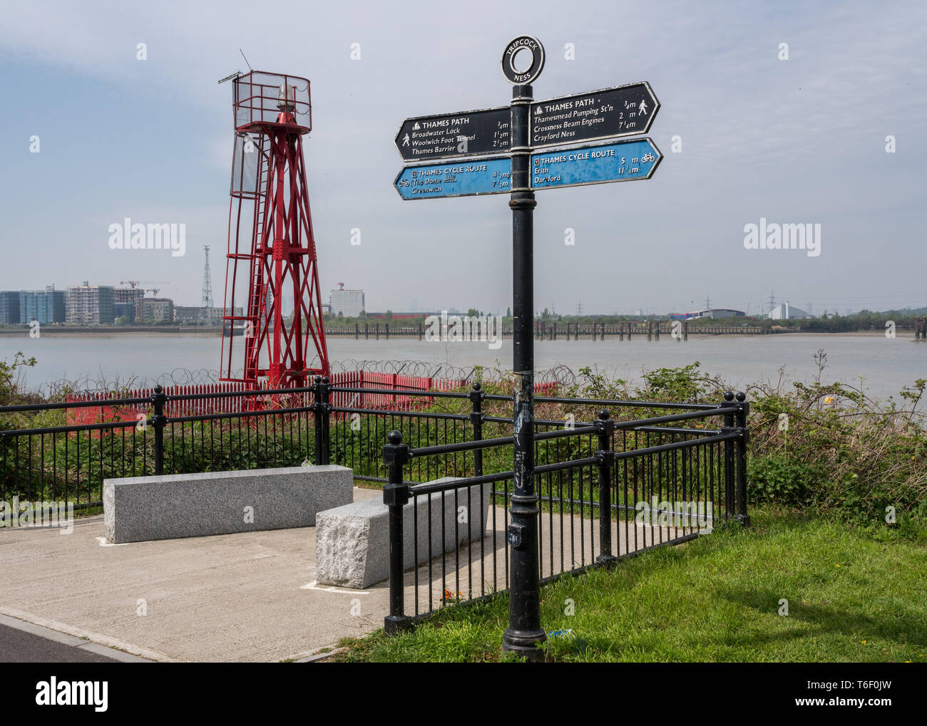 Marqueur sur la Thames Path Cycle près de Woolwich Banque D'Images