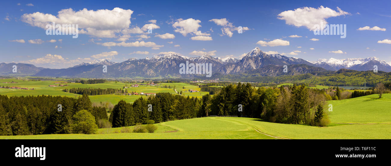 Paysage panoramique en Bavière avec chaîne de montagnes des alpes au printemps Banque D'Images