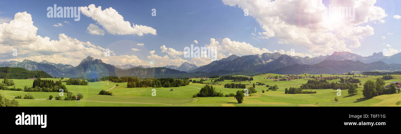 Paysage panoramique en Bavière avec chaîne de montagnes des alpes au printemps Banque D'Images