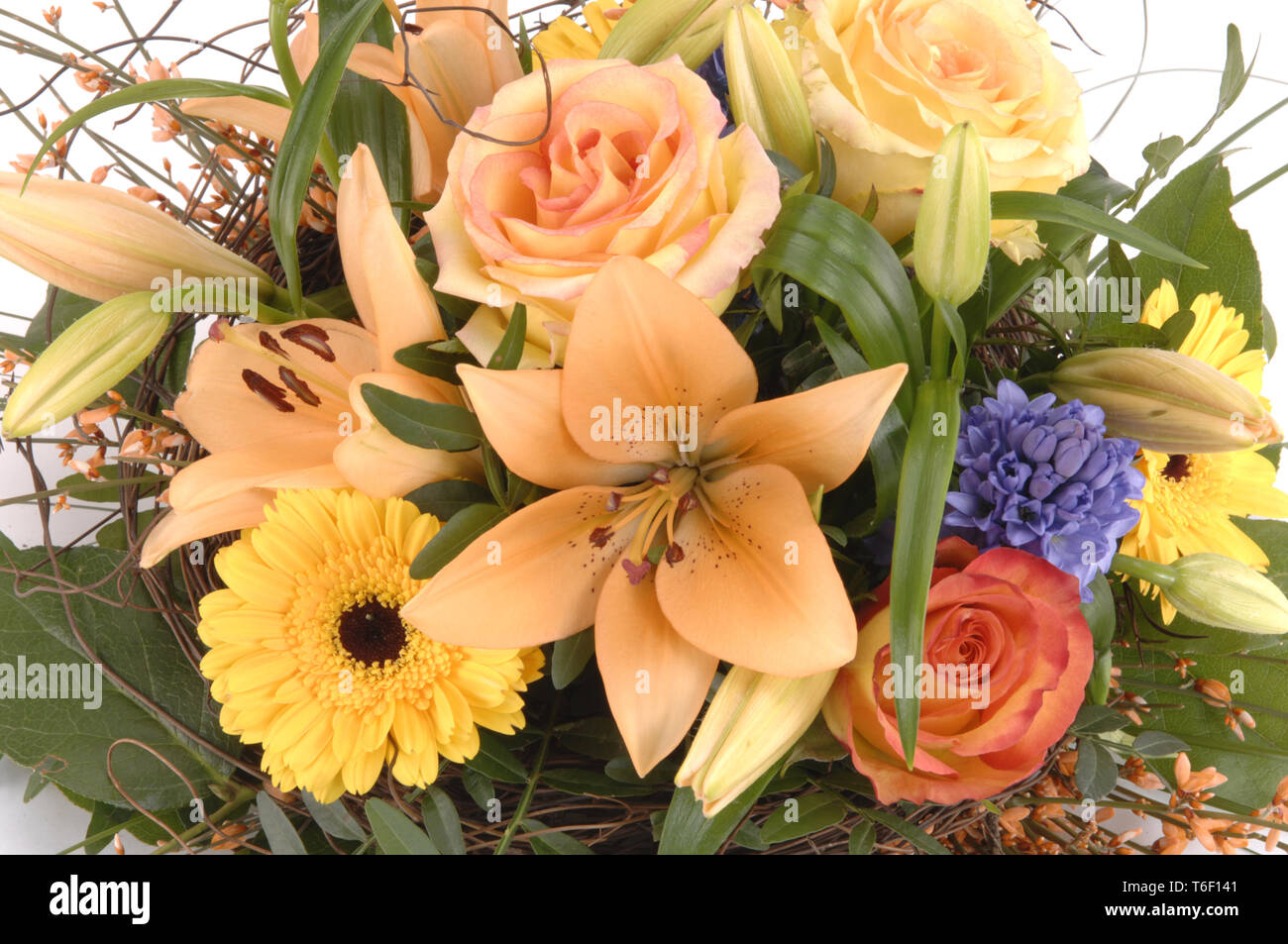 Bouquet de fleurs colorées isolées sur fond blanc Banque D'Images