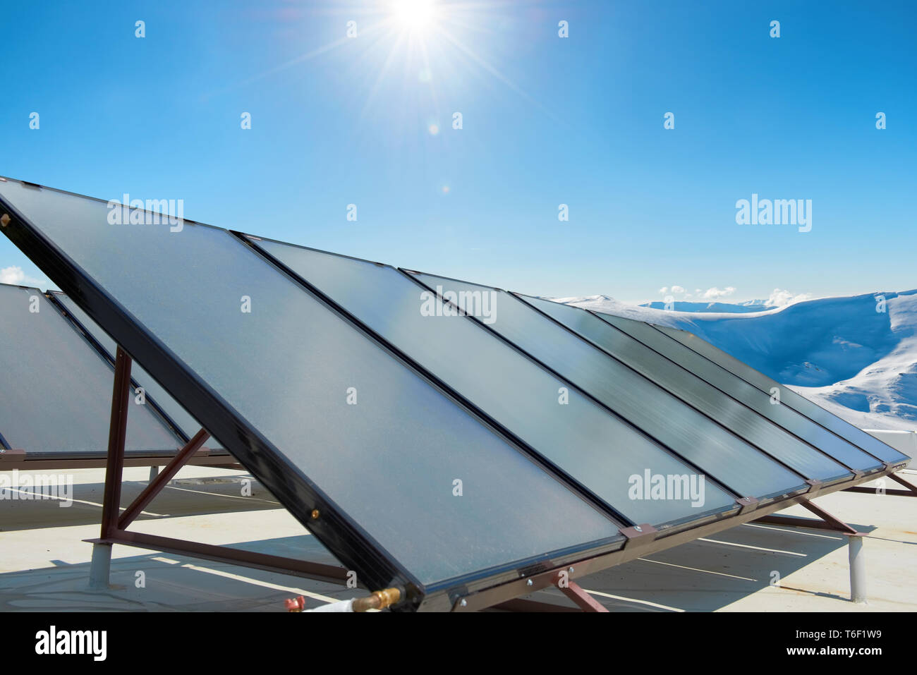 Les cellules de l'énergie solaire en hiver montagne Banque D'Images