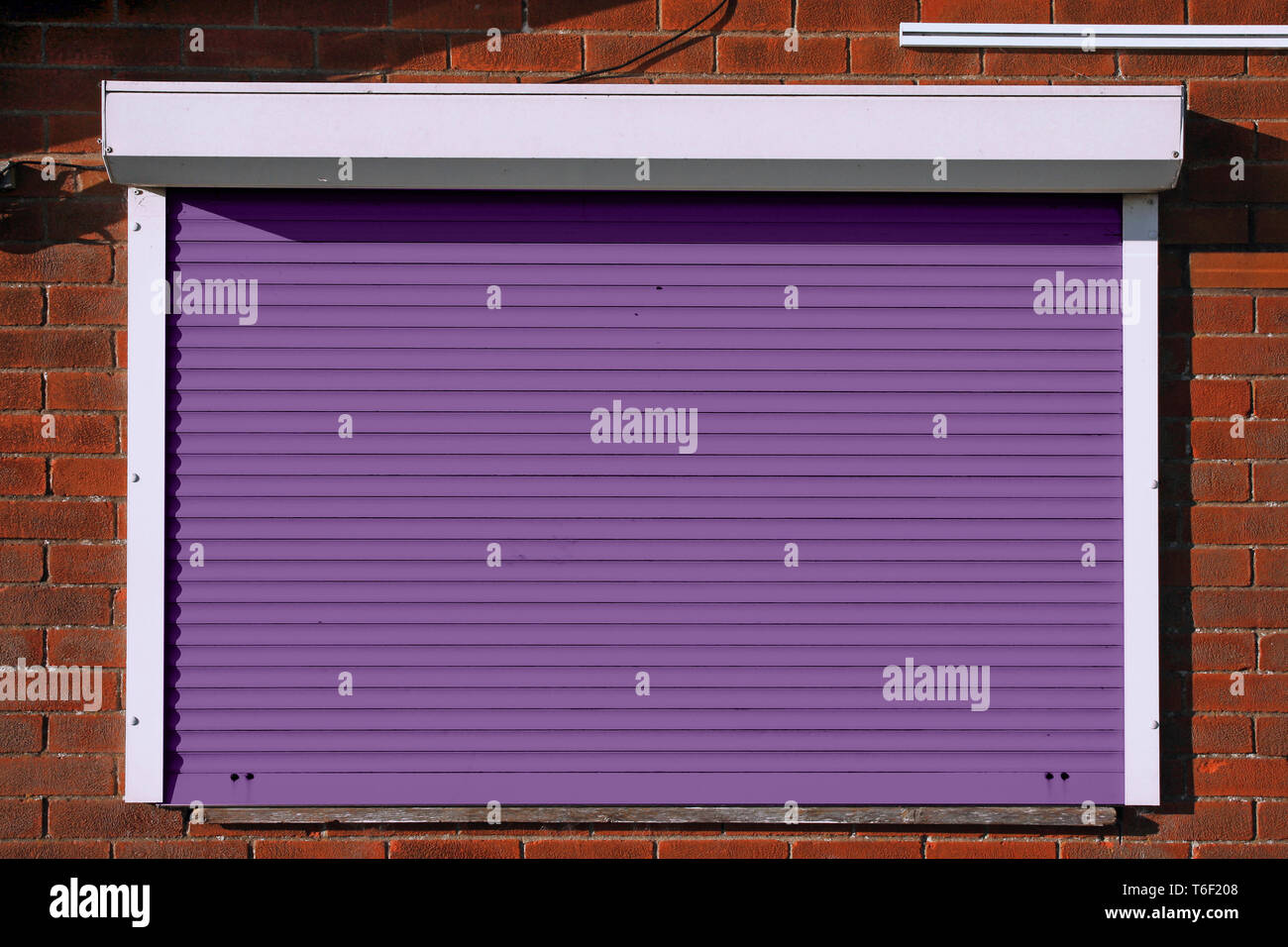 Volets de sécurité violet fermé Banque D'Images