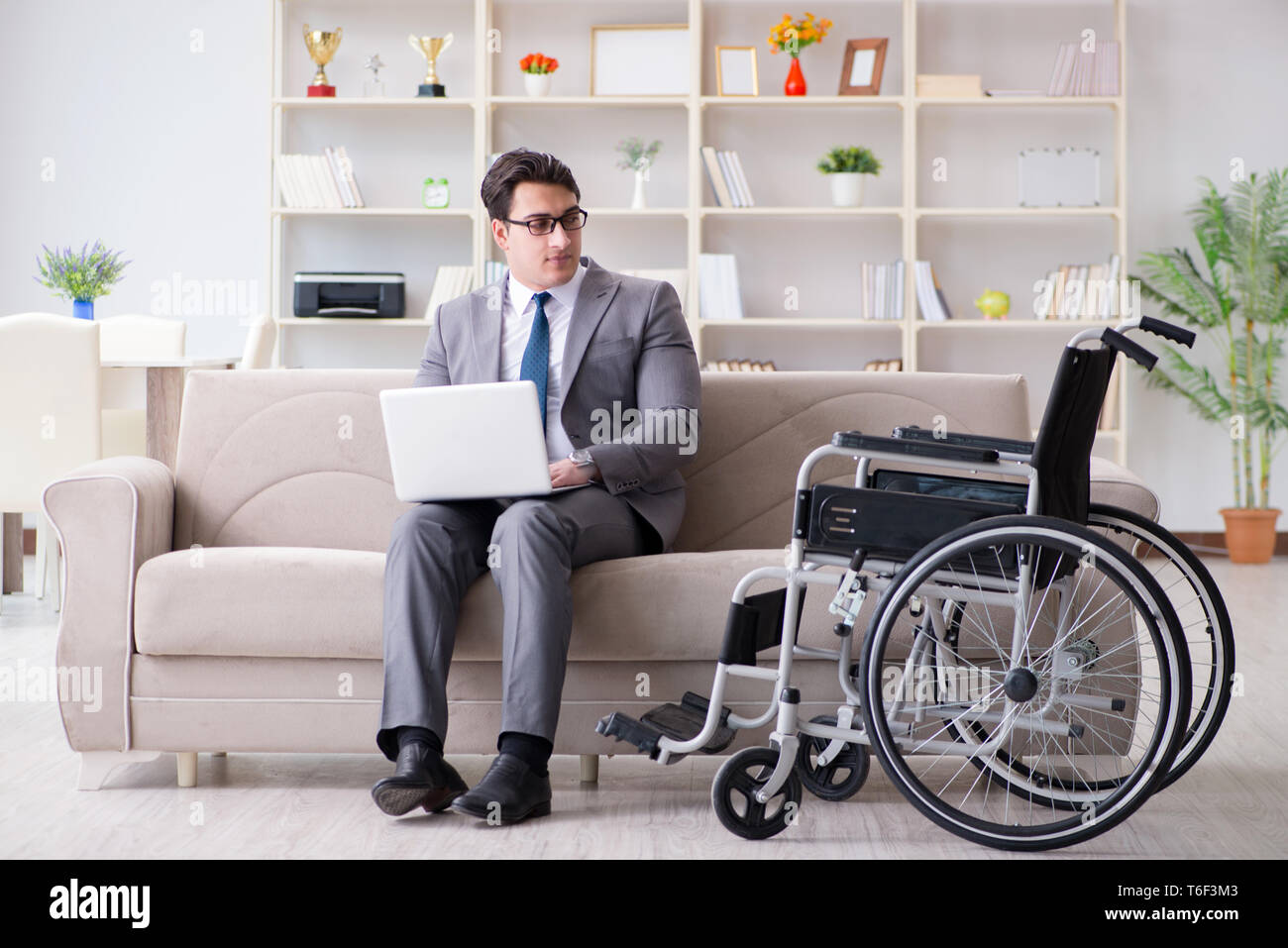 Homme Dsabled sur travail en fauteuil roulant accueil Banque D'Images