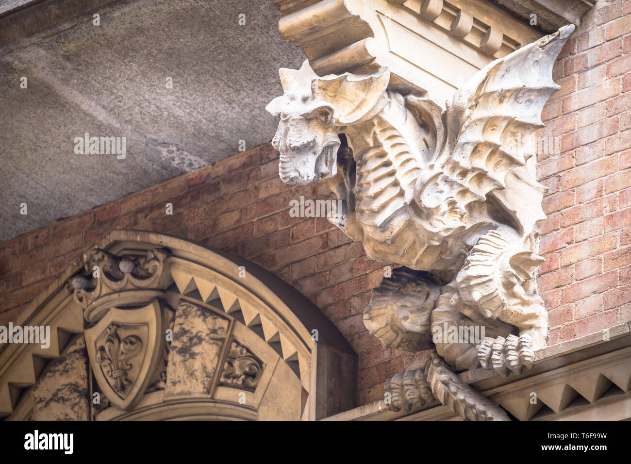 TURIN, ITALIE - Dragon sur la façade du palais de la Victoire Banque D'Images