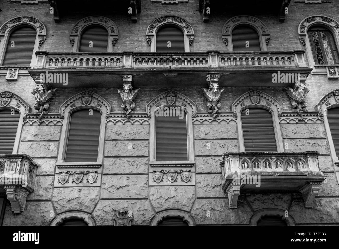 TURIN, ITALIE - Dragon sur la façade du palais de la Victoire Banque D'Images