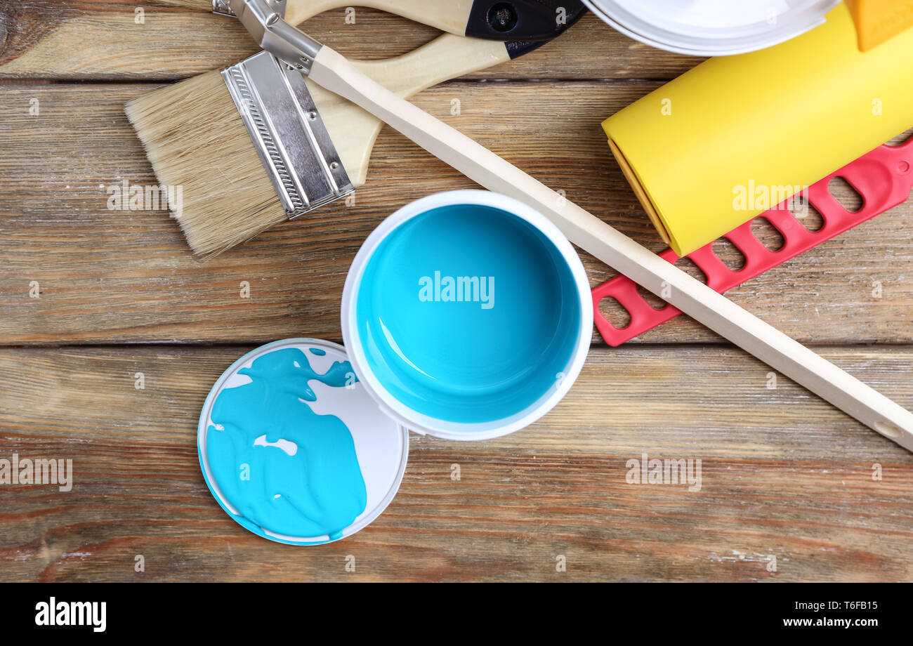 La peinture peut et outils sur fond de bois Banque D'Images