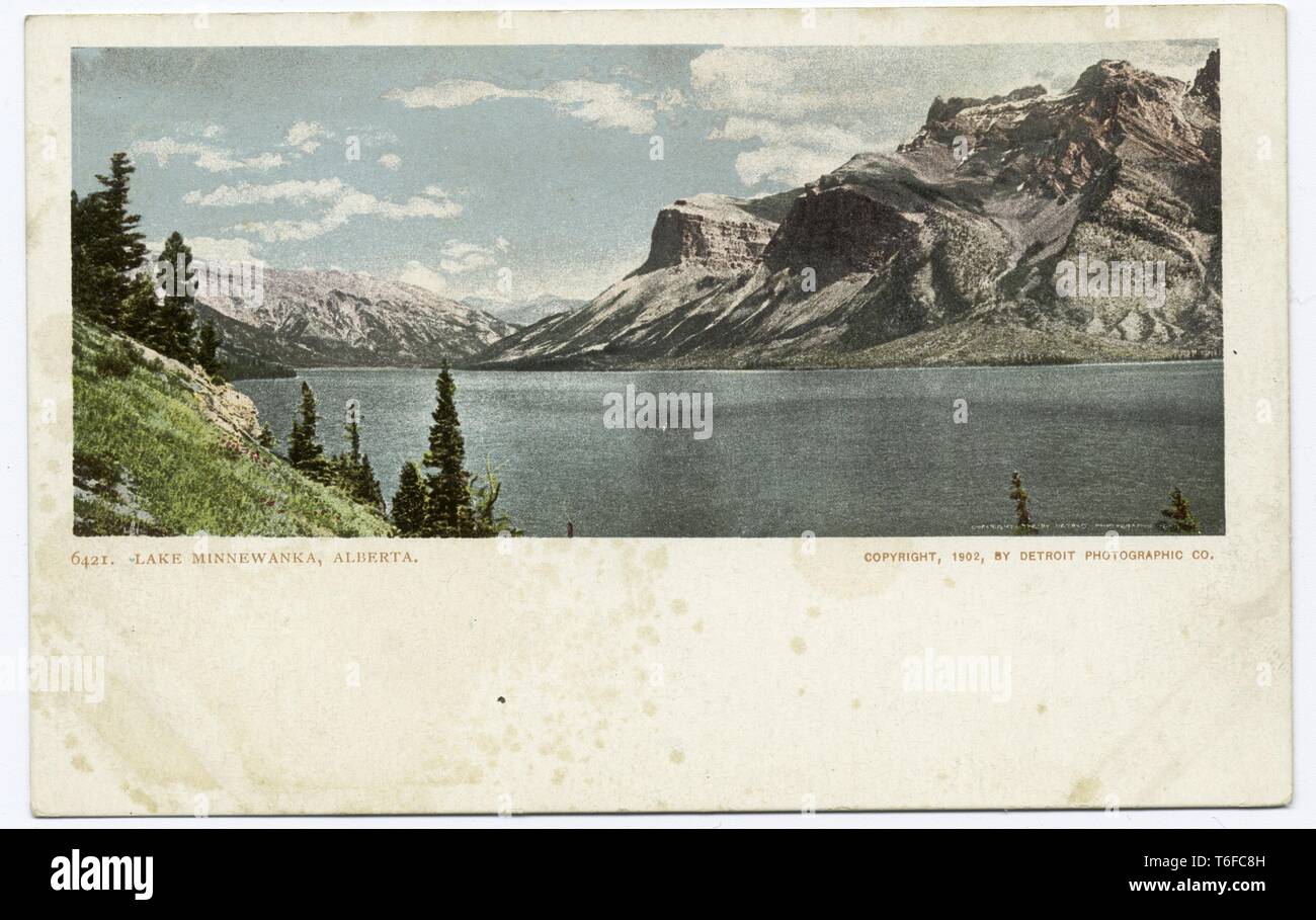 Detroit Publishing Company vintage postcard reproduction du lac Minnewanka, Banff National Park, Alberta, Canada, 1914. À partir de la Bibliothèque publique de New York. () Banque D'Images