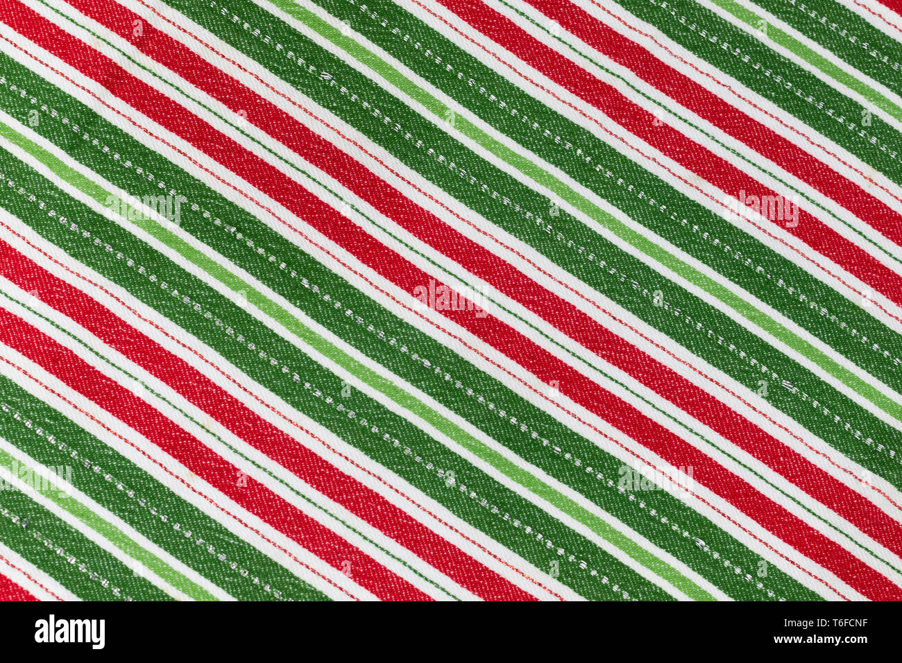 Rouge, blanc et vert de Noël à rayures à plat en tissu pour le fond et la texture avec les rayures en diagonale Banque D'Images