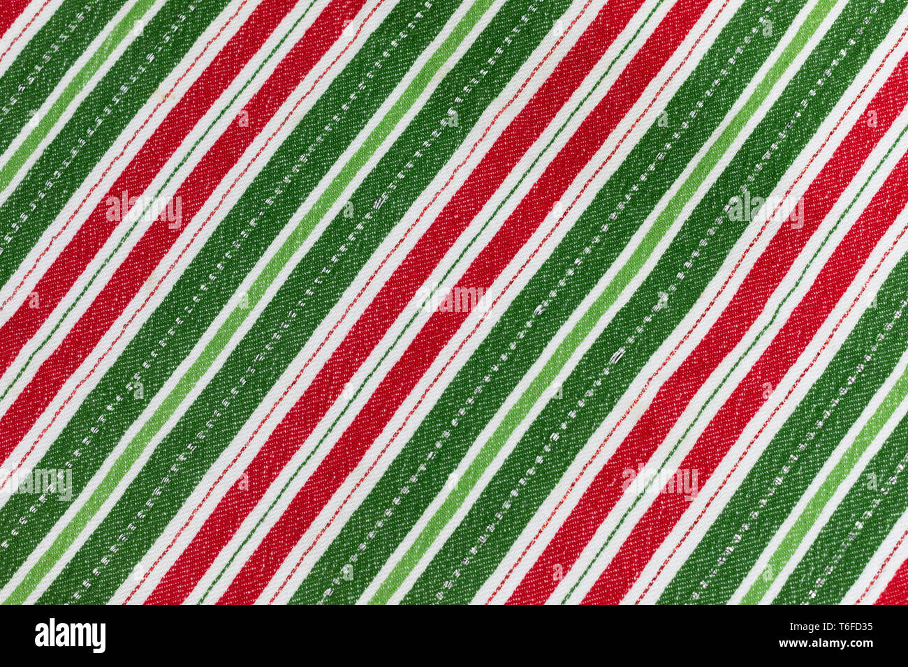Rouge, blanc et vert de Noël à rayures à plat en tissu pour le fond et la texture avec les rayures en diagonale Banque D'Images