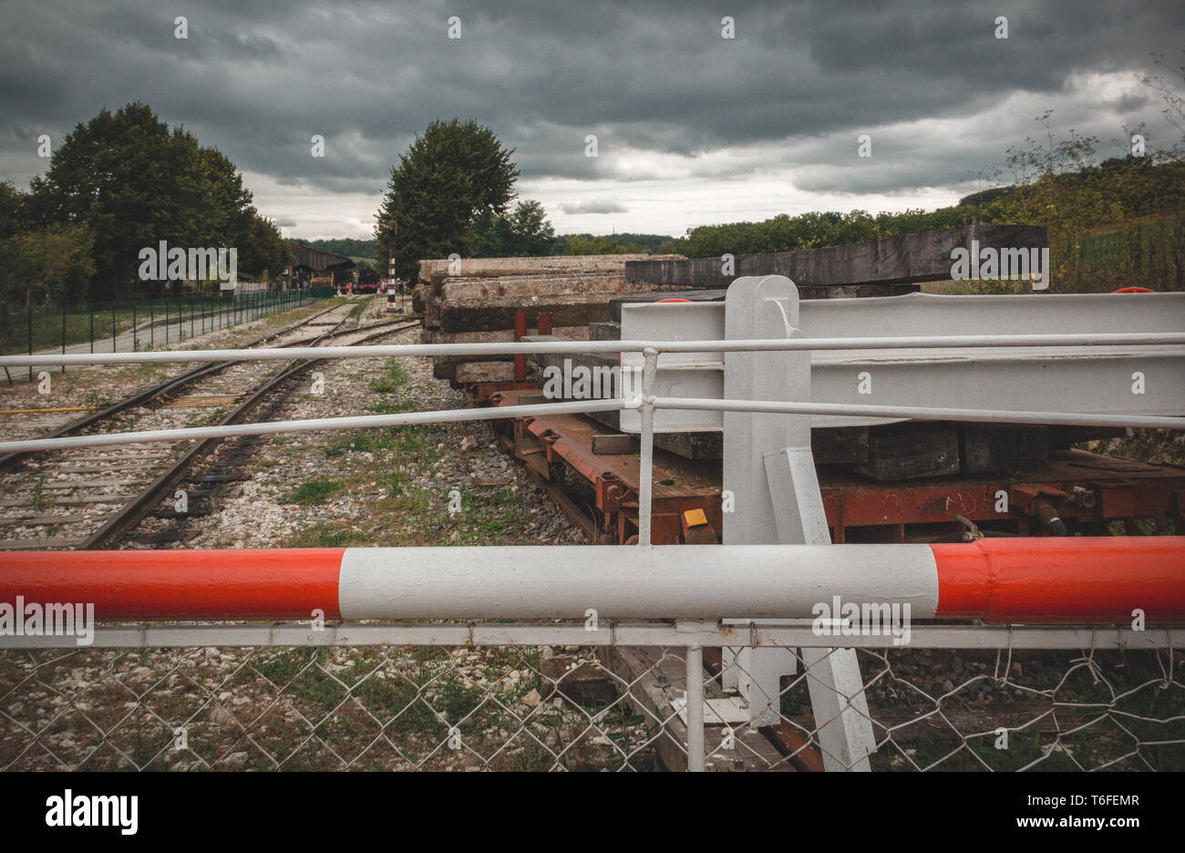 Railroad crossing contre fond nuageux Banque D'Images