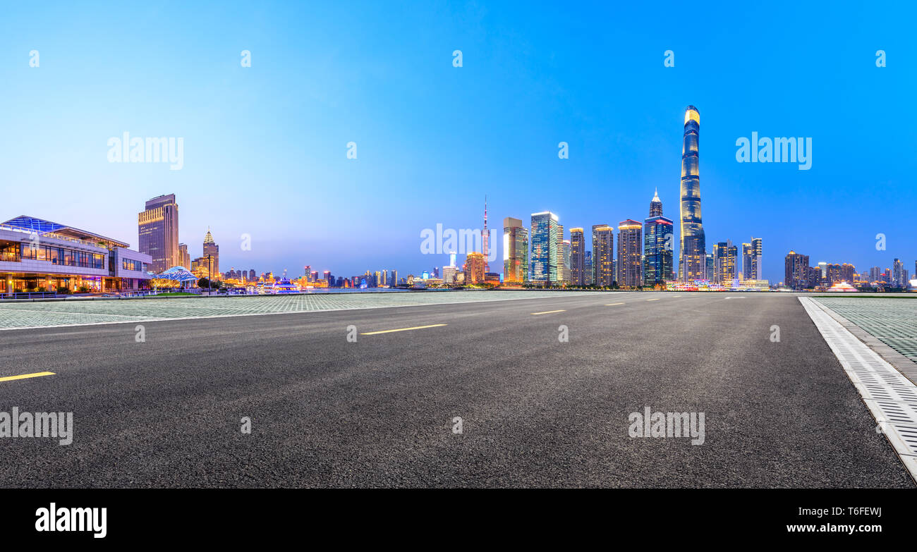 Route de l'autoroute et les toits de bâtiments urbains modernes à Shanghai Banque D'Images