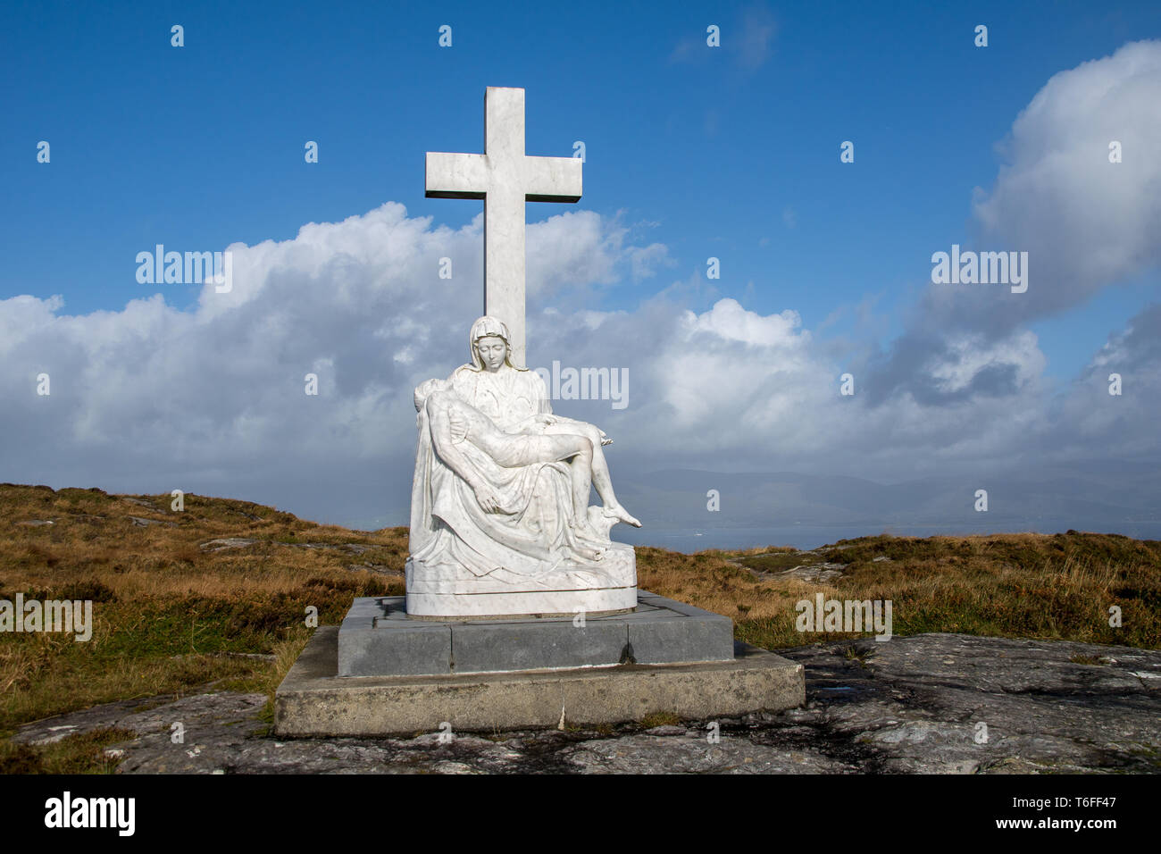 Statue maria avec croix et ciel bleu Banque D'Images