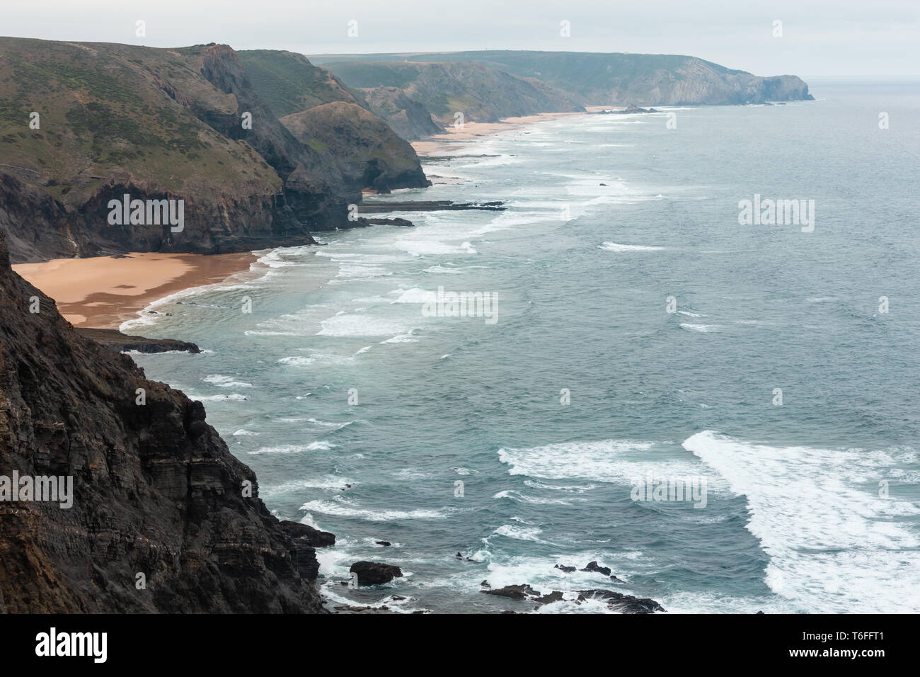Côte rocheuse de l'Atlantique d'été (Algarve, Portugal). Banque D'Images