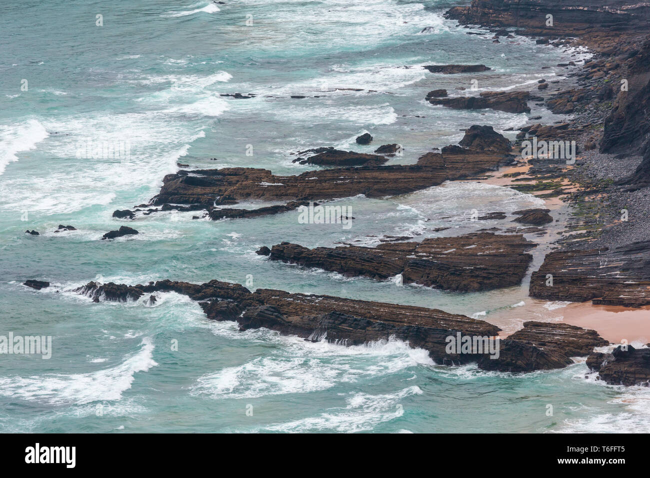 Côte rocheuse de l'Atlantique d'été (Algarve, Portugal). Banque D'Images