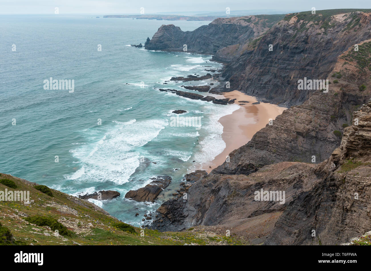 Côte rocheuse de l'Atlantique d'été (Algarve, Portugal). Banque D'Images