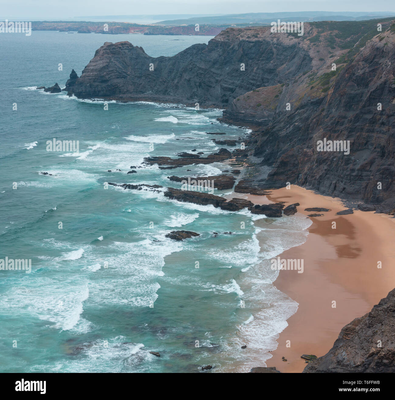 Côte rocheuse de l'Atlantique d'été (Algarve, Portugal). Banque D'Images
