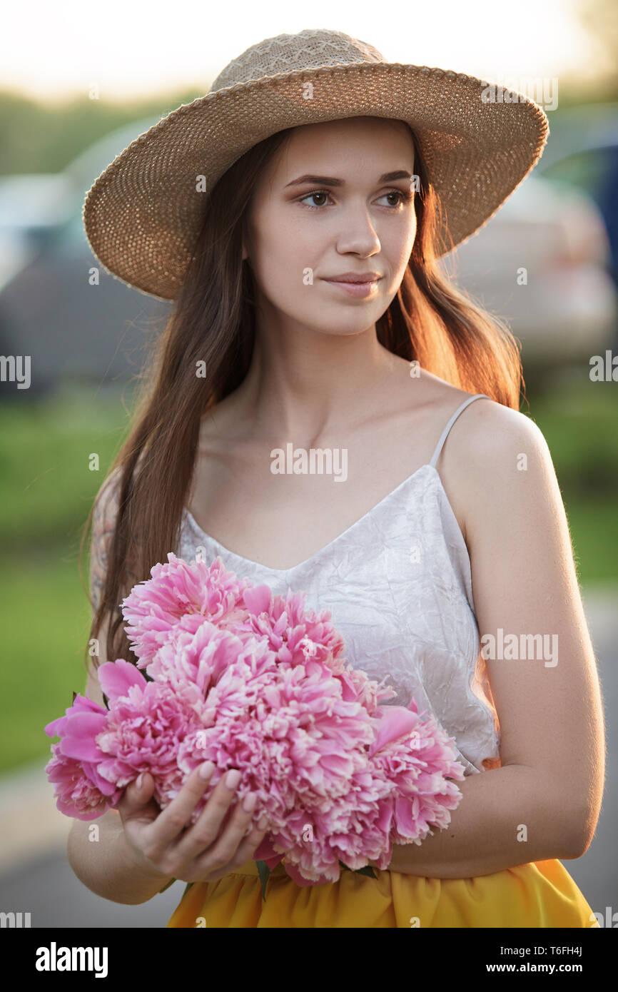 Portrait d'une fille avec un bouquet de fleurs Banque D'Images