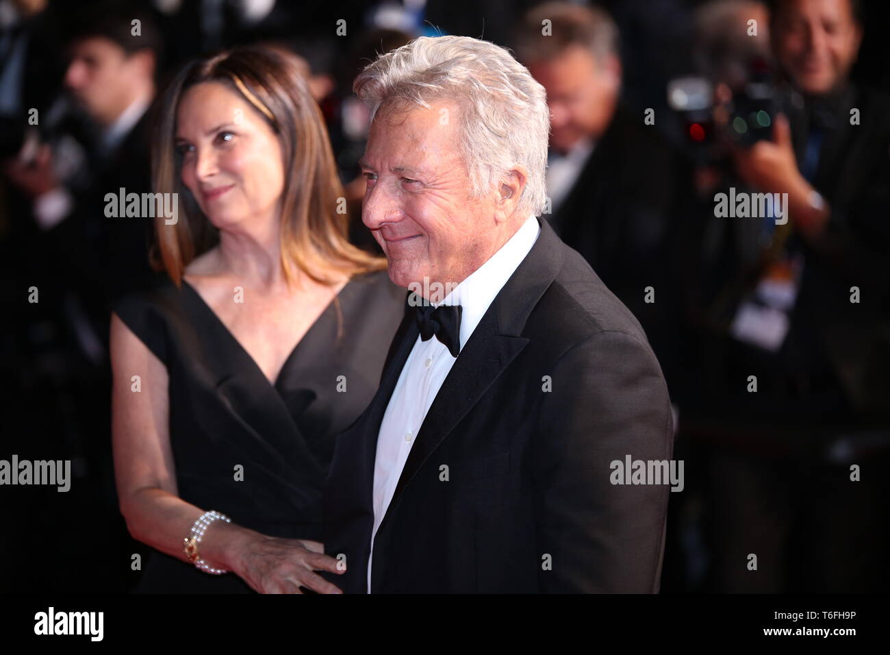 CANNES, FRANCE - 21 MAI 2017 : Dustin Hoffman et sa femme Lisa Gottsegen assister à "l'examen préalable des histoires Meyerowitz à Cannes (Photo : Mickael Chavet) Banque D'Images