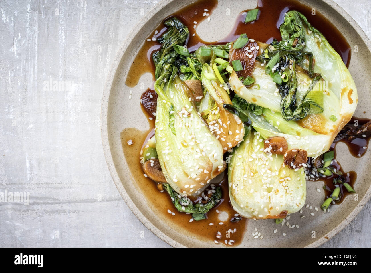 Banchan traditionnel coréen avec pak choi le sésame et la sauce de soja comme vue de dessus sur une plaque Banque D'Images