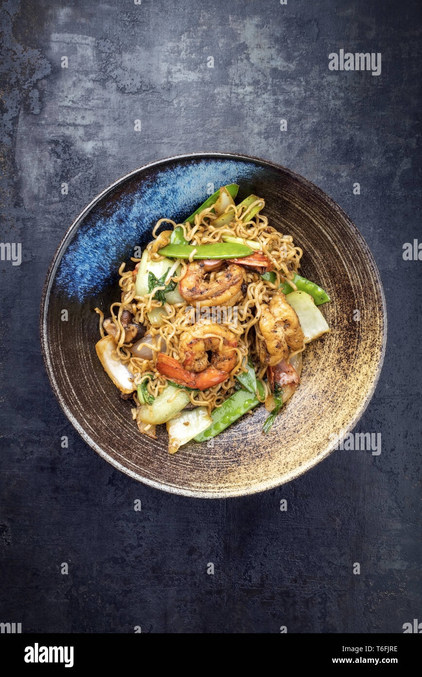 Sauté Thai traditionnel phat mama nouilles mie avec langoustines et légumes en vue de dessus dans un bol Banque D'Images