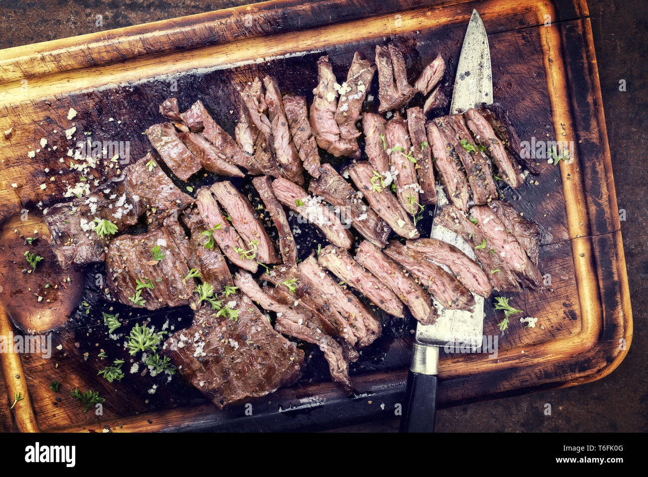 Barbecue traditionnel steak jupe en tranches sur une planche en bois Banque D'Images