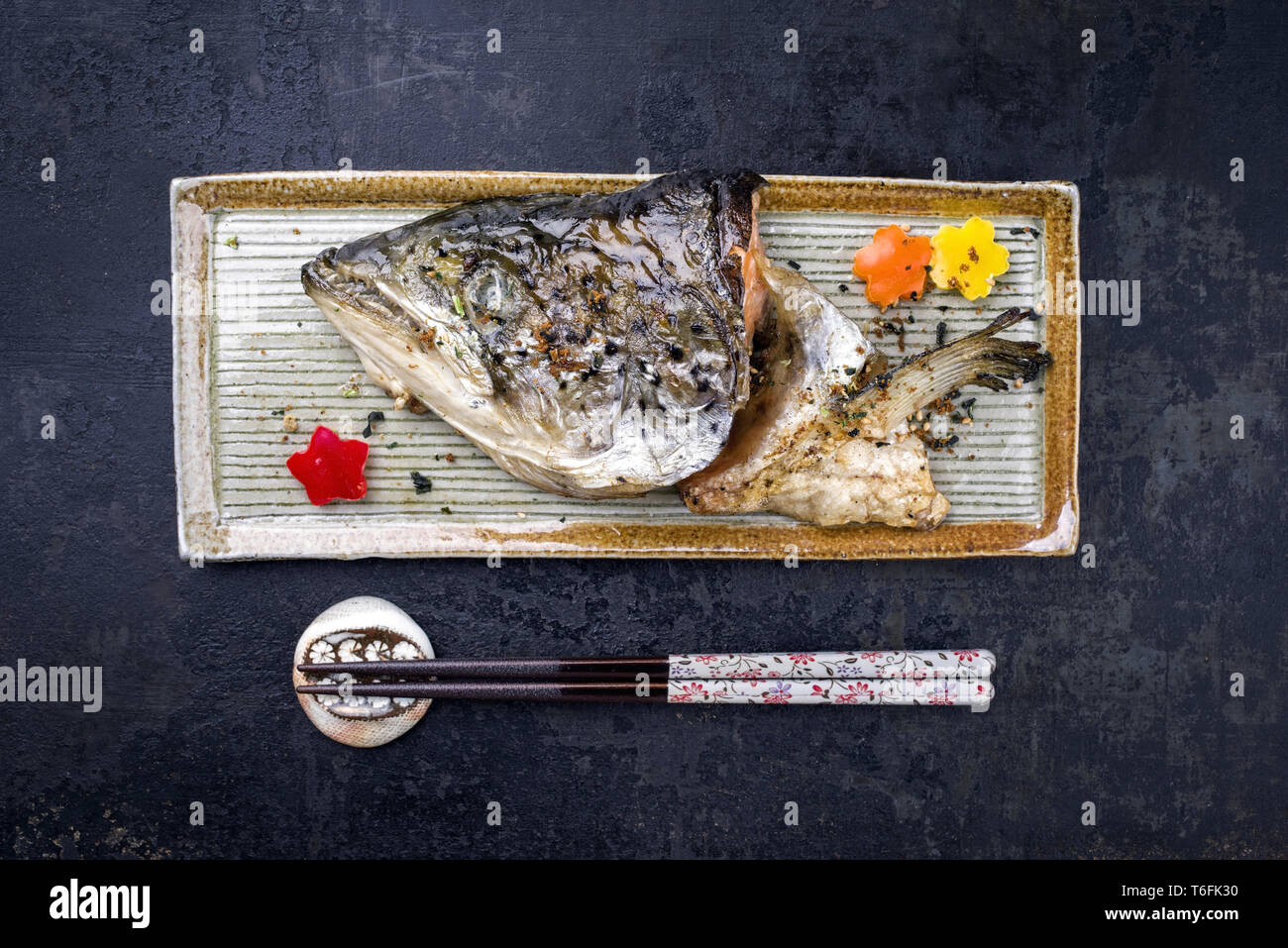 Barbecue traditionnel japonais Kama Yaki tête de poisson comme le saumon sur une plaque Banque D'Images
