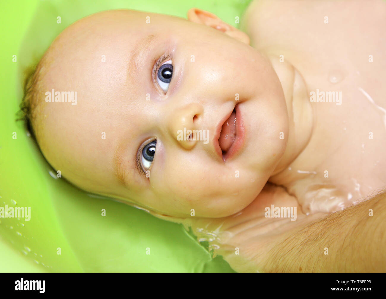 Nouveau-né fille garçon bébé européen prenant baignoire 3 mois s'amuser dans l'eau chaude Banque D'Images