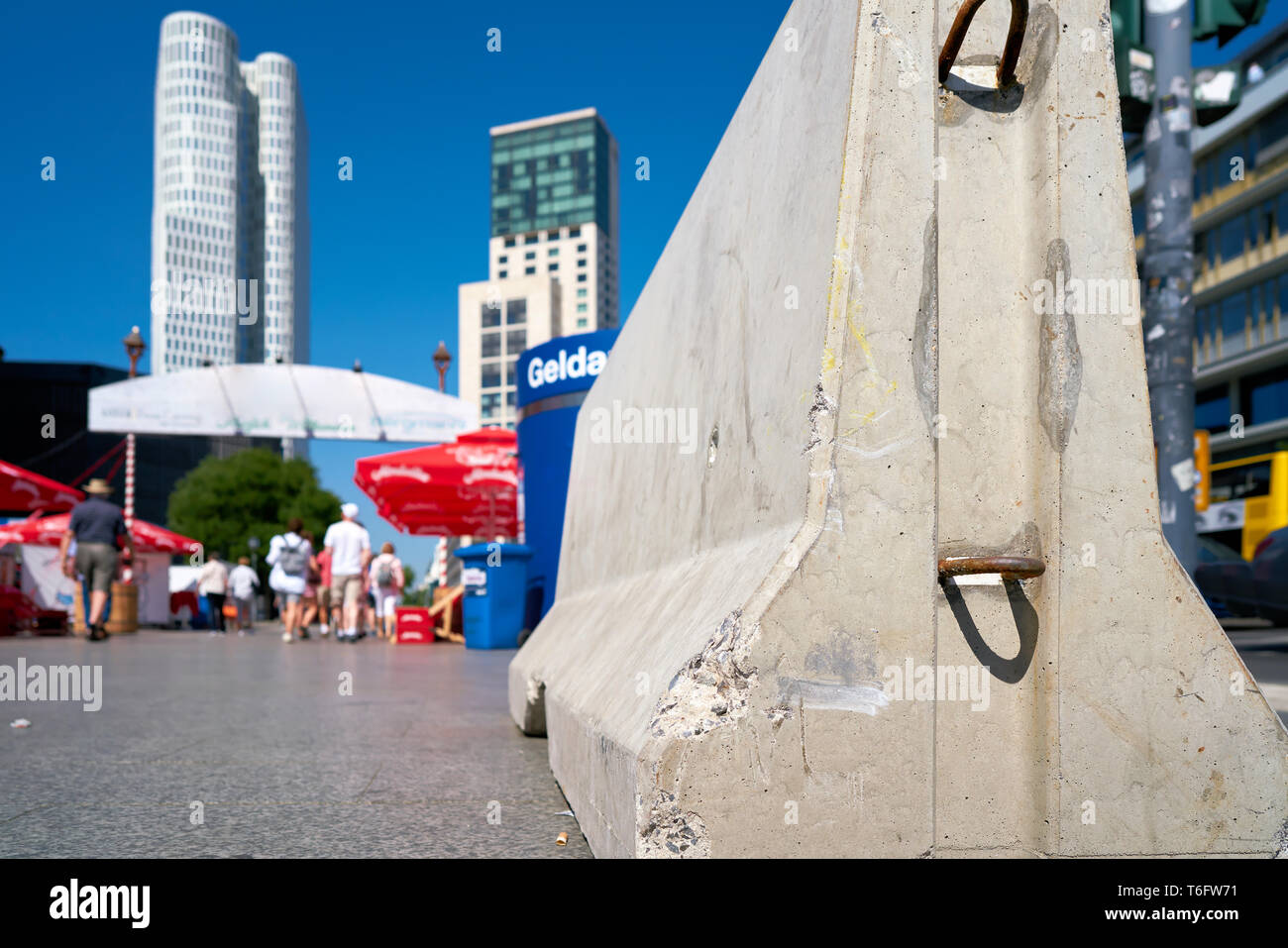 Barrière de béton de la lutte antiterroriste sur la Breitscheidplatz à Berlin Banque D'Images