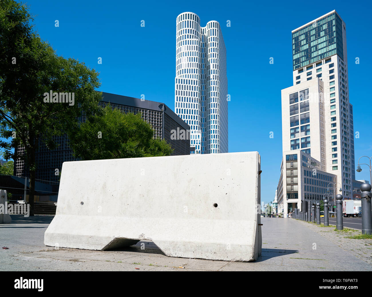 Barrière de béton de la lutte antiterroriste sur la Breitscheidplatz à Berlin Banque D'Images