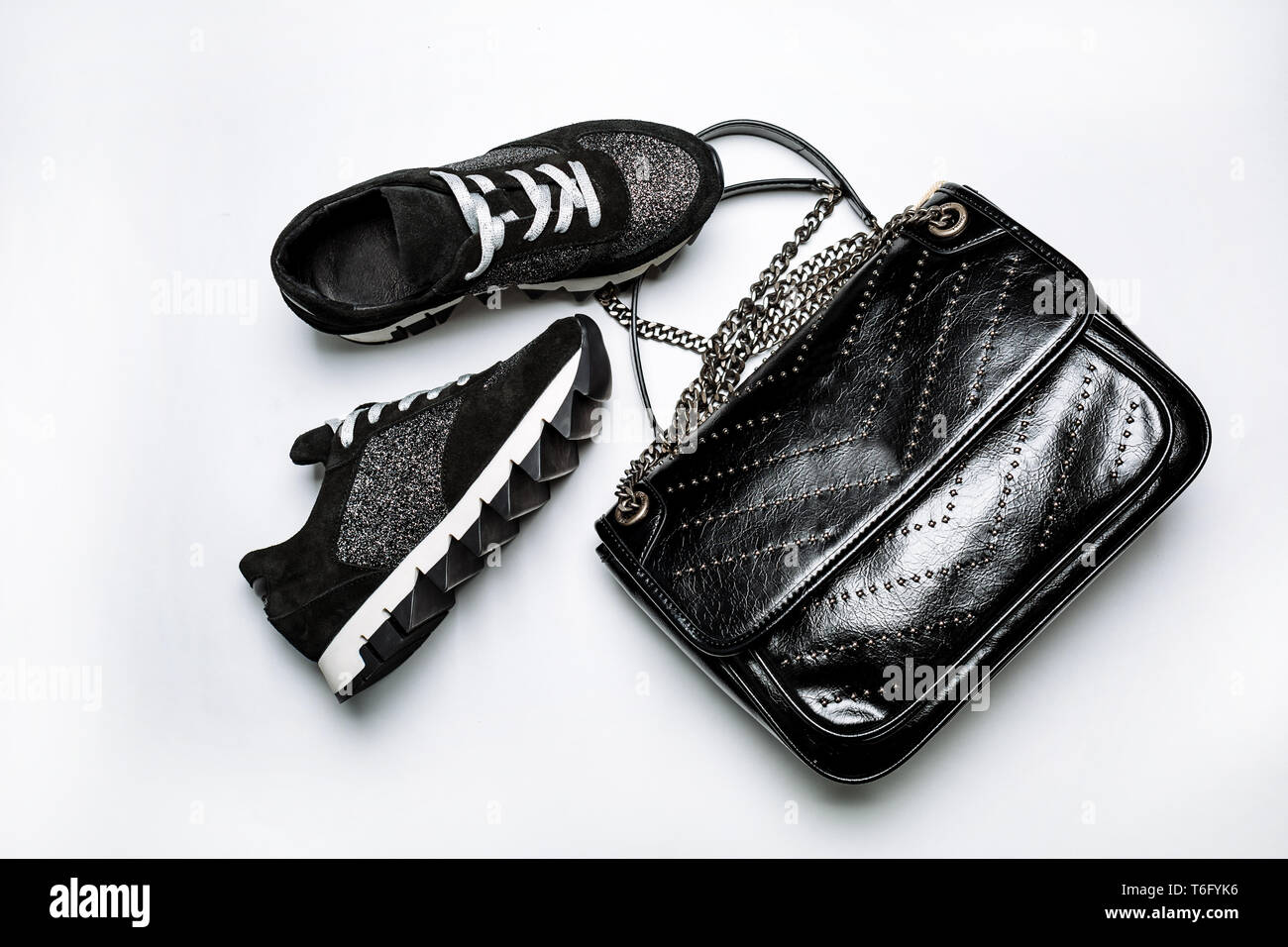 La mode des chaussures en daim noir avec des chaussettes blanches et paillettes argent Banque D'Images