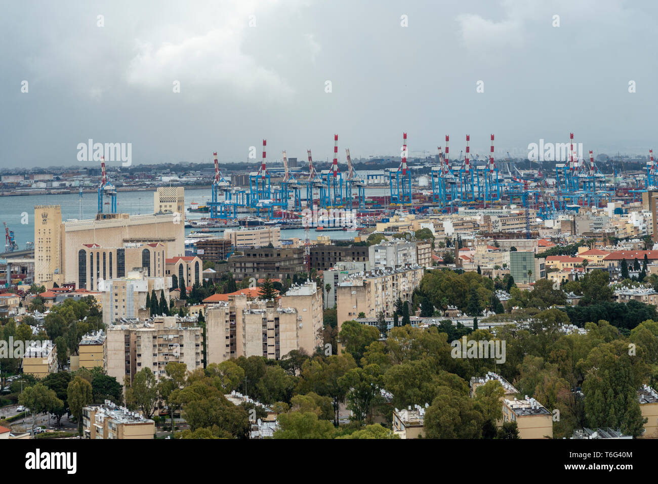 Haïfa, Israël- 16 février 2019 : Centre-ville de la ville de Haïfa et vue sur le port sur un jour de tempête Banque D'Images