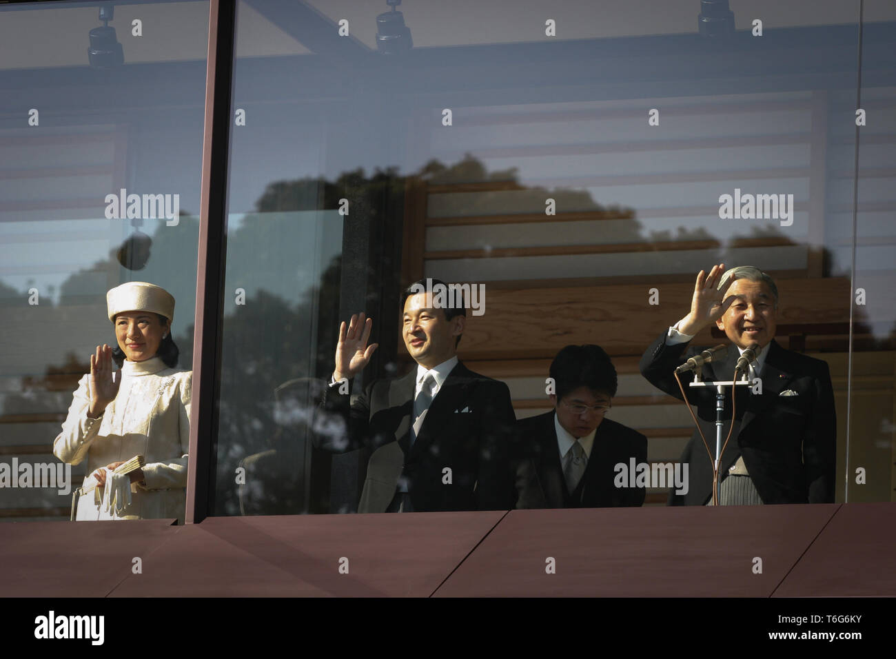 L'empereur Akihito du Japon et sa famille reçoivent les salutations de la population sur l'empereur du 73e anniversaire, dans le parc du Palais Impérial, Tokyo, Japon, le samedi, 23 décembre 2006. La famille impériale, de gauche à droite sont la Princesse Masako, Prince héritier Naruhito, l'empereur Akihito, Banque D'Images