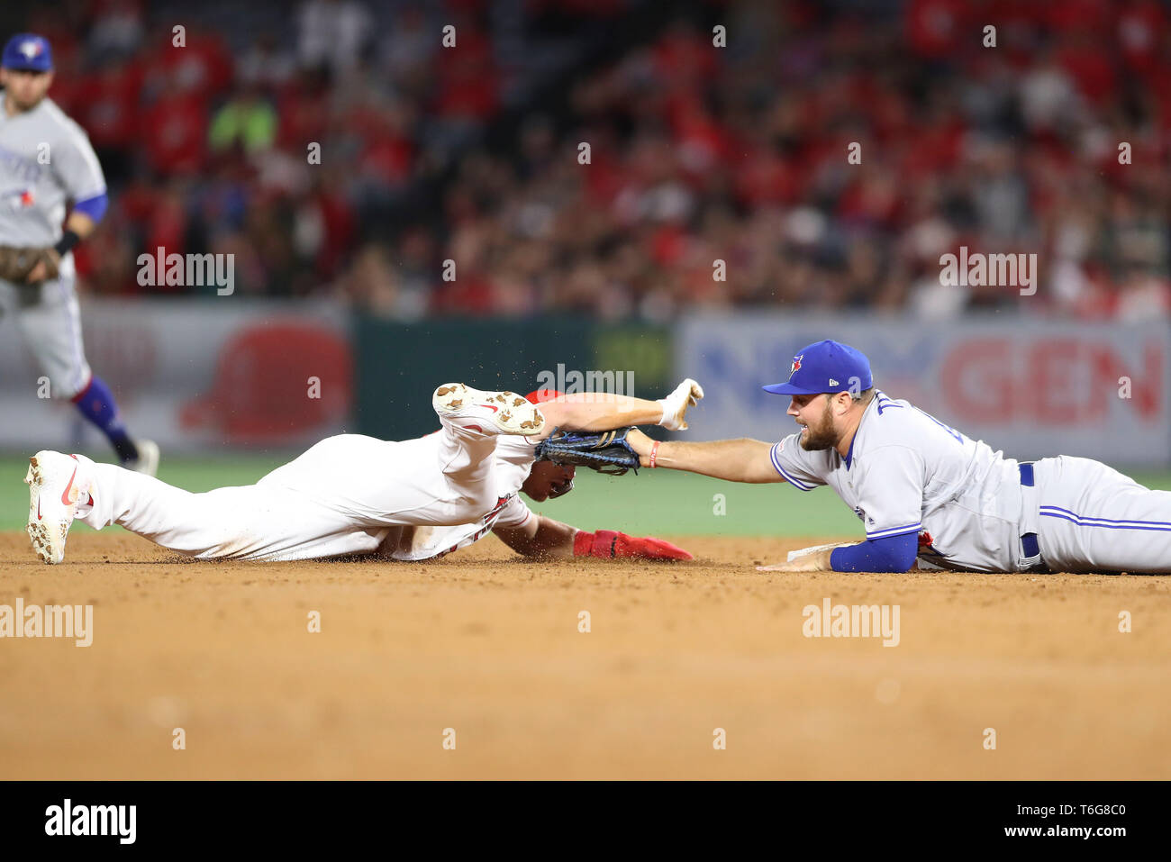 Los Angeles, USA. 30 avril 2019 : premier but des Blue Jays de Toronto Rowdy Tellez (44) plongée à Los Angeles Angels tag out champ centre Mike Fontaine (27) qui est la plongée retour à la deuxième base après la confusion sur les bases pendant le jeu entre les Blue Jays de Toronto et les Angels de Los Angeles d'Anaheim au Angel Stadium à Anaheim, CA, (photo de Peter Renner and Co, Cal Sport Media) Credit : Cal Sport Media/Alamy Live News Banque D'Images