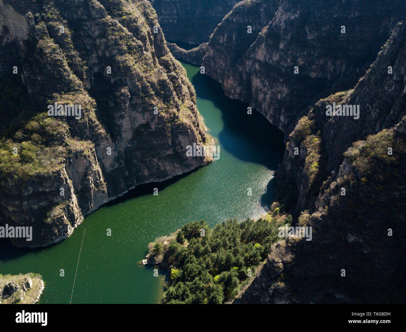 (190501) -- BEIJING, 1 mai 2019 (Xinhua) -- photo aérienne prise le 30 avril 2019 montre les paysages de gorges a Fuqian Westi District de Yanqing à Beijing, capitale de la Chine. L'Exposition Internationale d'Horticulture 2019 Beijing, la plus grande expo de ce genre dans le monde, ouvert au public du lundi dans le district de Yanqing. Yanqing offre lui-même comme être à la maison à certaines parties de la Grande Muraille. C'est une station estivale et la base agricole de Beijing. La mise à niveau des infrastructures et l'accélération de l'industrie horticole à cause de l'expo peut stimuler davantage le développement du tourisme dans la région de Yanqi Banque D'Images