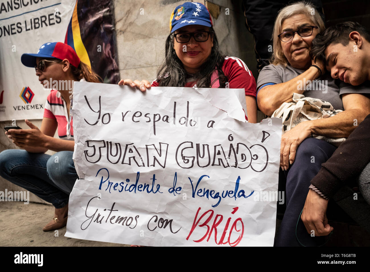 Mexko Stadt, au Mexique. Apr 30, 2019. Les Vénézuéliens montrent pour l'auto-proclamé président par intérim du Venezuela, Juan Guaido, et exprimer leur soutien pour le peuple vénézuélien en face de l'ambassade du Venezuela au Mexique. Muniello Crédit : Jacky/dpa/Alamy Live News Banque D'Images