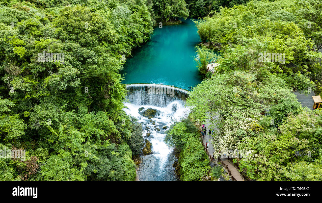 (190501) -- BEIJING, 1 mai 2019 (Xinhua) -- photo aérienne prise le 30 avril 2019 montre l'endroit pittoresque Xiaoqikong dans Libo County, au sud-ouest de la province du Guizhou en Chine. (Xinhua/Tao Liang) Banque D'Images