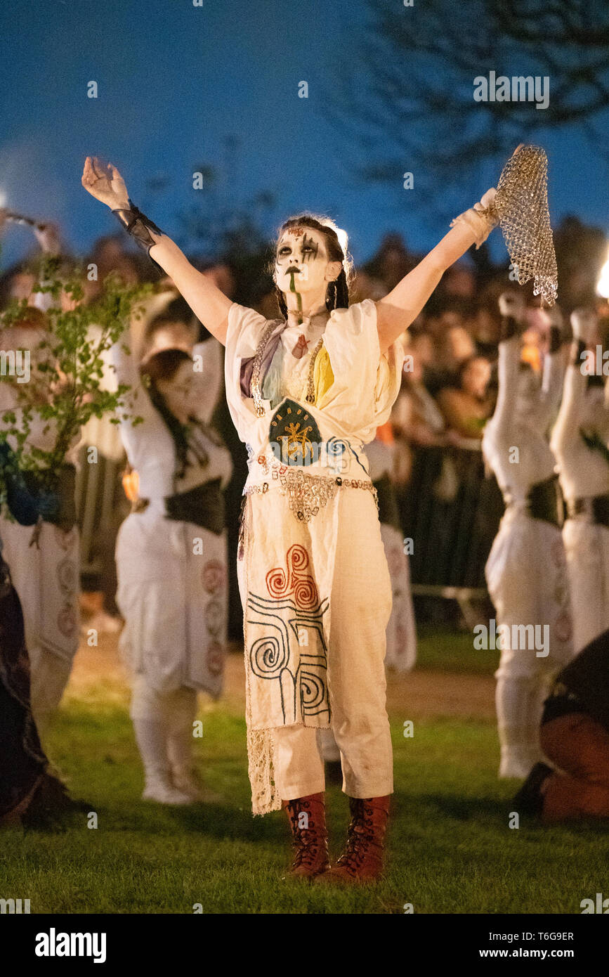 Edinburgh, Ecosse, Royaume-Uni. 30 avril, 2019. Beltane Fire Festival marque le début de l'été, le mardi 30 avril avec un spectacle de feu, théâtre immersif, de tambours, de peinture du corps, et des costumes élaborés. Décrit par certains comme la cité médiévale Burning Man, cette alternative peut Day celebration réinvente l'ancienne fête celtique avec environ 300 artistes bénévoles pour des milliers de spectateurs du monde entier sur le dessus de Calton Hill, à Édimbourg . Sur la photo. La reine peut-être. Credit : Iain Masterton/Alamy Live News Banque D'Images