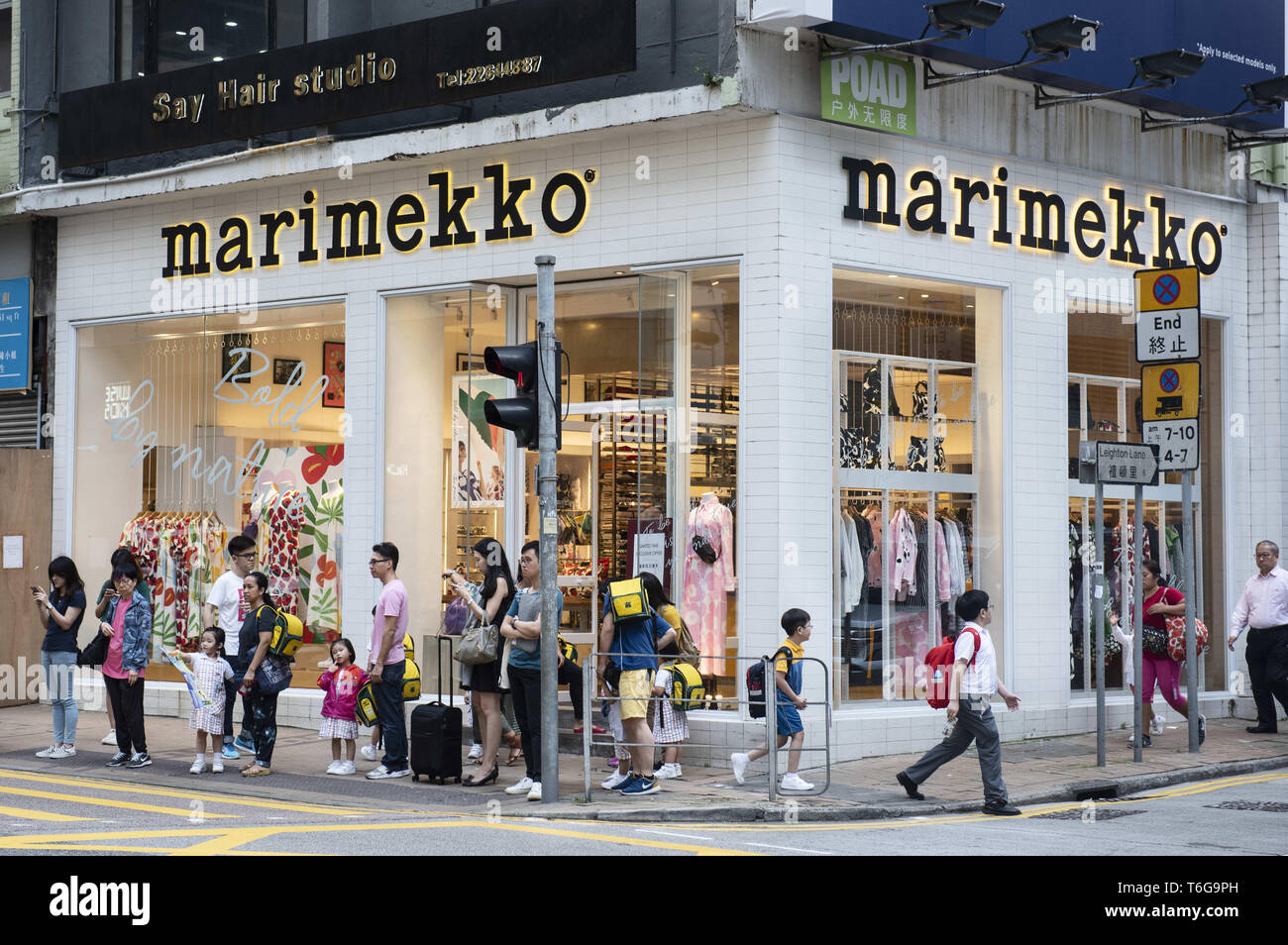 Hong Kong. Apr 26, 2019. Les piétons sont vus en attente d'un feu de circulation passe au vert à côté de la maison, les Finlandais, les textiles et la mode société marque magasin Marimekko à Causeway Bay. Budrul Chukrut Crédit : SOPA/Images/ZUMA/Alamy Fil Live News Banque D'Images