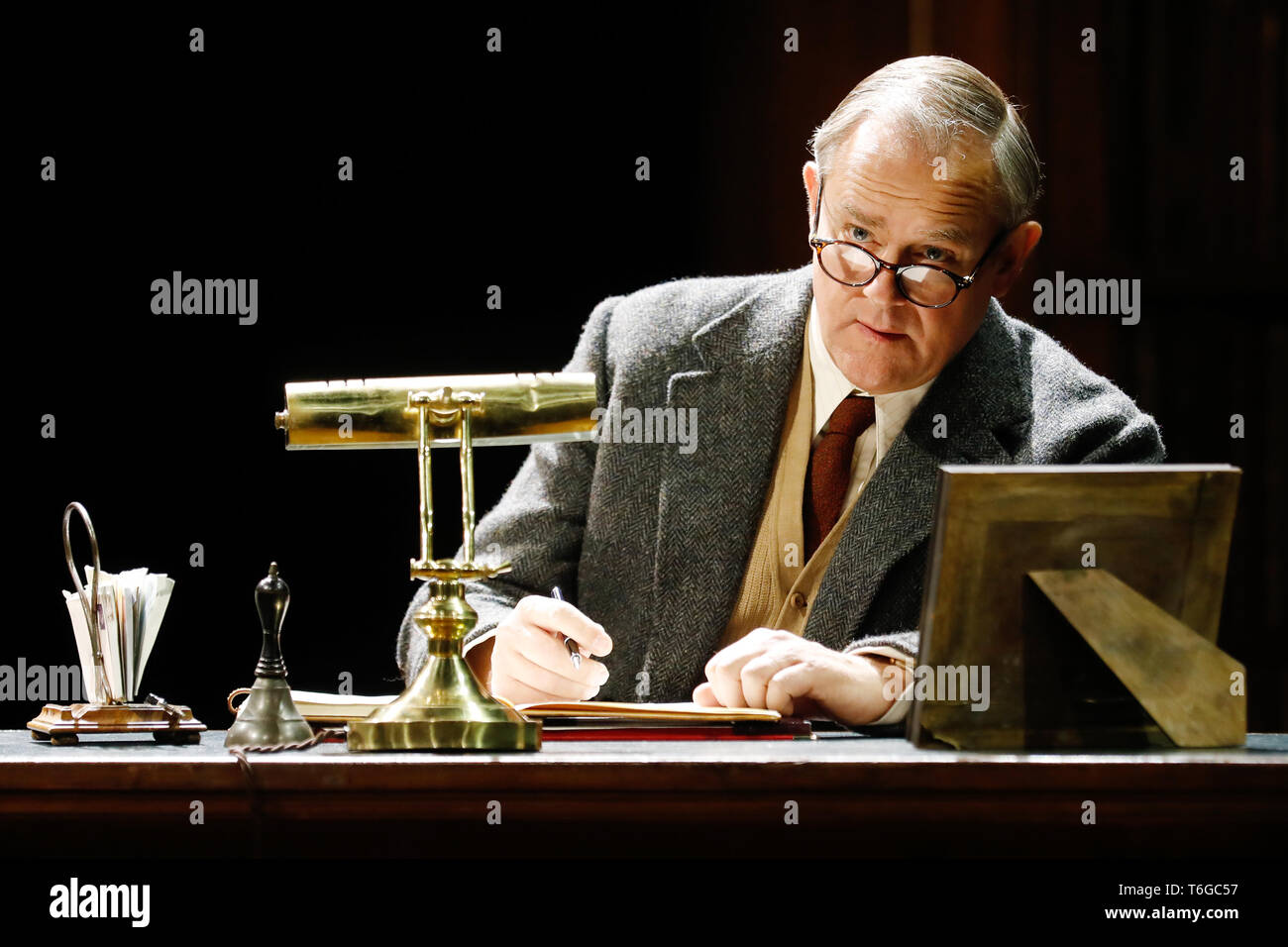 Chichester, UK. 1er mai 2019. Hugh Bonneville s'exécute comme C.S. Lewis pendant un photocall pour William Nicholson's 'Shadowlands' au Festival de Théâtre de Chichester dans le West Sussex, UK Mercredi, Mai 1, 2019. Le jeu, réalisé par Rachel Kavanaugh, soit jusqu'au 25 mai. Photographie : Crédit : Luke MacGregor/Alamy Live News Banque D'Images