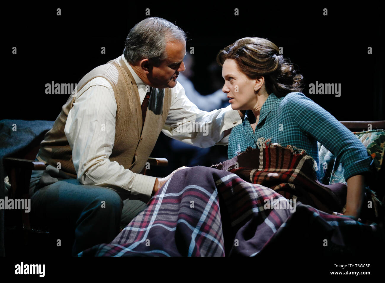 Chichester, UK. 1er mai 2019. Hugh Bonneville (L) s'exécute comme C.S. Lewis, avec Liz White (comme Joy Gresham) lors d'un photocall pour William Nicholson's 'Shadowlands' au Festival de Théâtre de Chichester dans le West Sussex, UK Mercredi, Mai 1, 2019. Le jeu, réalisé par Rachel Kavanaugh, soit jusqu'au 25 mai. Photographie : Crédit : Luke MacGregor/Alamy Live News Banque D'Images