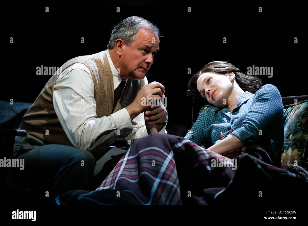 Chichester, UK. 1er mai 2019. Hugh Bonneville (L) s'exécute comme C.S. Lewis, avec Liz White (comme Joy Gresham) lors d'un photocall pour William Nicholson's 'Shadowlands' au Festival de Théâtre de Chichester dans le West Sussex, UK Mercredi, Mai 1, 2019. Le jeu, réalisé par Rachel Kavanaugh, soit jusqu'au 25 mai. Photographie : Crédit : Luke MacGregor/Alamy Live News Banque D'Images