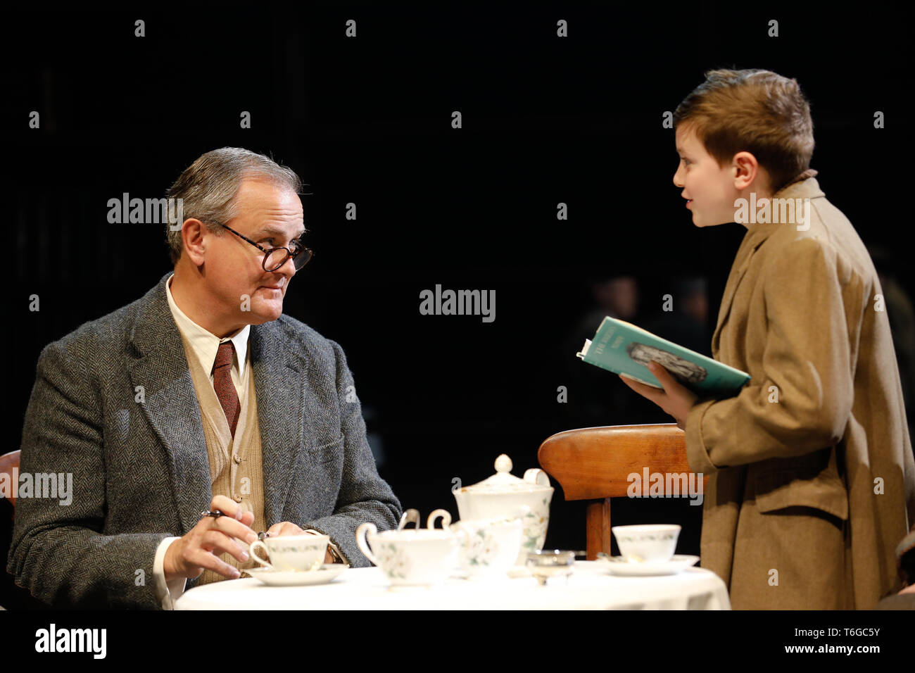 Chichester, UK. 1er mai 2019. Hugh Bonneville (L) s'exécute comme C.S. Lewis, avec Eddie Martin (comme Douglas Gresham) lors d'un photocall pour William Nicholson's 'Shadowlands' au Festival de Théâtre de Chichester dans le West Sussex, UK Mercredi, Mai 1, 2019. Le jeu, réalisé par Rachel Kavanaugh, soit jusqu'au 25 mai. Photographie : Crédit : Luke MacGregor/Alamy Live News Banque D'Images