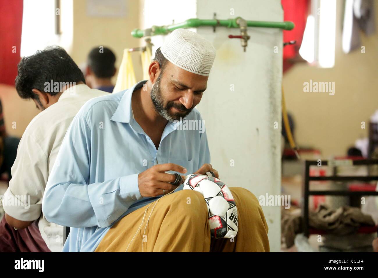 Sialkot. 12 avr, 2019. Photo prise le 12 avril 2019 montre une fusion d'un travailleur à une usine de football football dans l'est du Pakistan Sialkot. Sialkot, une ville dans la province de Punjab au Pakistan, est un centre de football cousu main de décisions dans le monde et dans son moment de gloire, la ville a été une fois la restauration à plus de 75 pour cent du total de la demande mondiale du football. Credit : Ahmad Kamal/Xinhua/Alamy Live News Banque D'Images