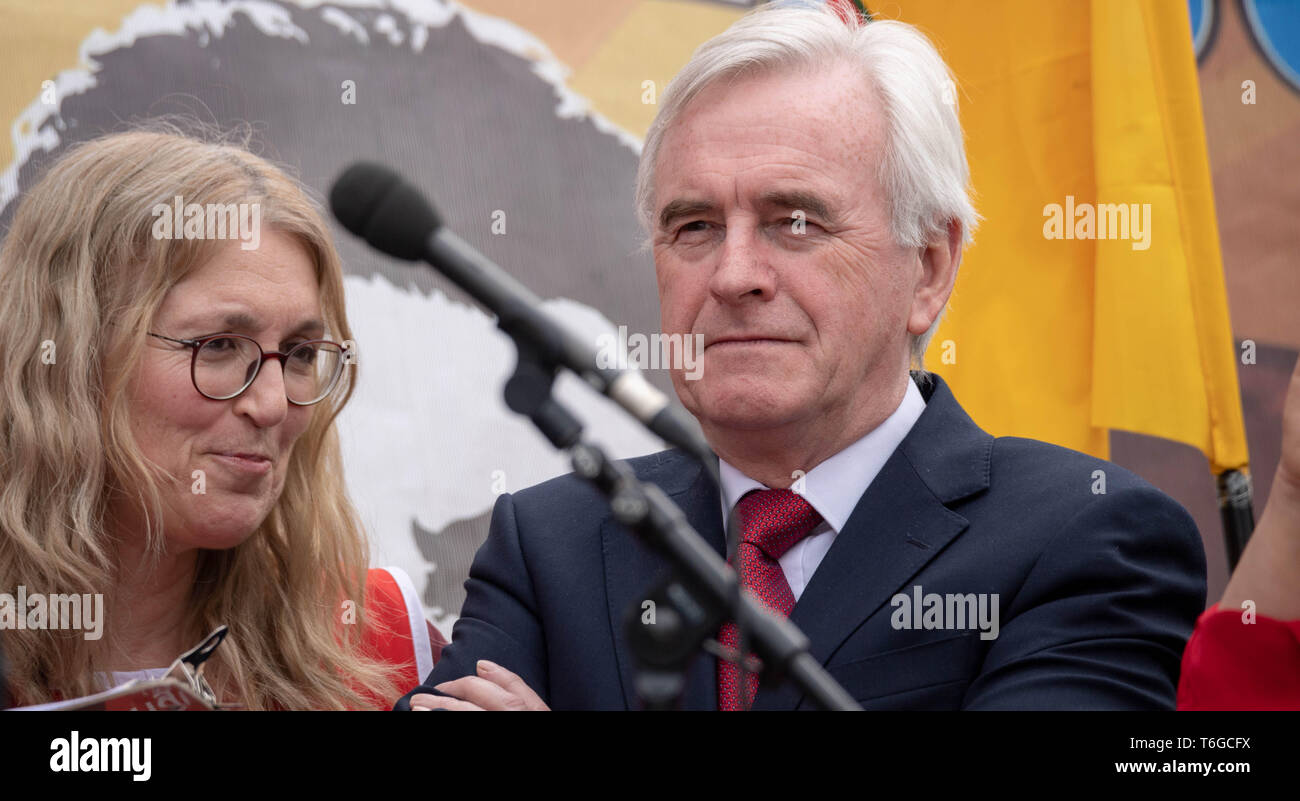 Londres, Royaume-Uni. 1er mai 2019. Du travail du Premier mai rallye et Mars avec les syndicats et les organisations internationales célébrant la Fête du travail à Trafalgar Square John McDonell le poste de travail préparer à parler Crédit : Ian Davidson/Alamy Live News Banque D'Images