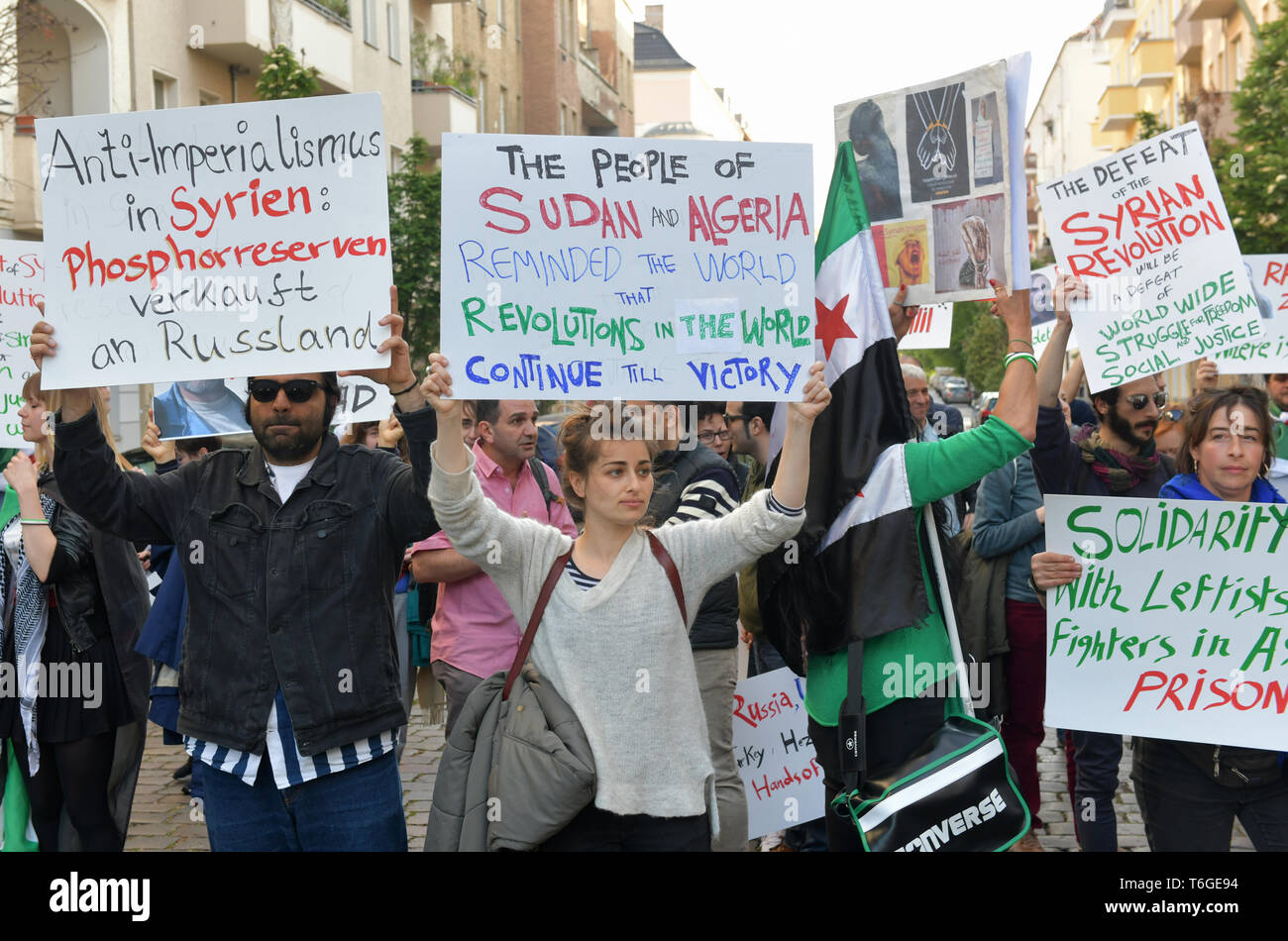 Berlin, Allemagne. 01 mai, 2019. Les manifestants en marge de l'aile gauche des révolutionnaires radicaux '1' de démonstration peut utiliser les panneaux pour attirer l'attention sur les conflits en Syrie, le Soudan et l'Algérie. Crédit : Paul Zinken/dpa/Alamy Live News Banque D'Images