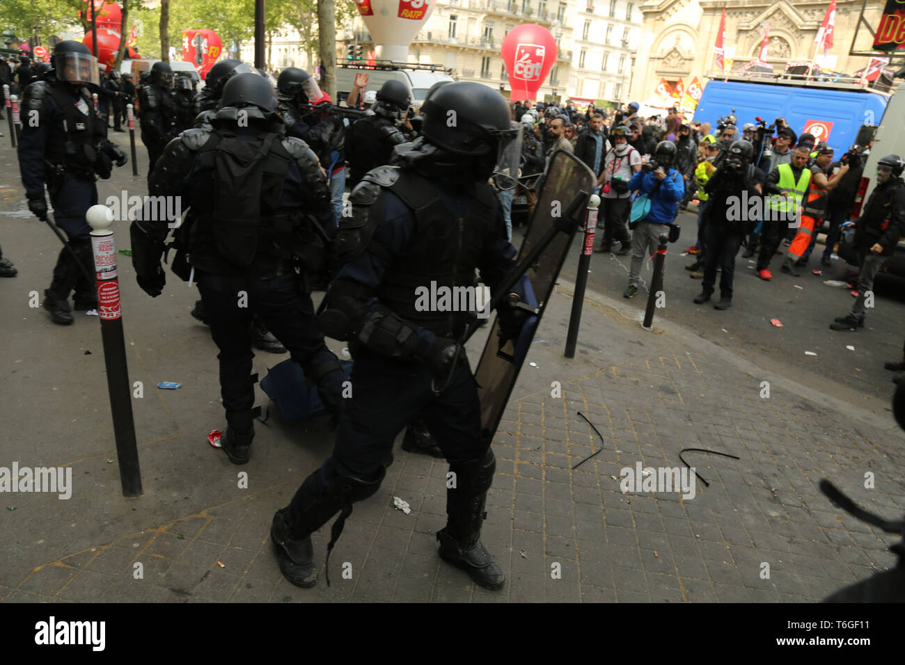Paris, France. Le 1 mai 2019 - Des milliers de personnes se sont rassemblées pour les manifestations du premier mai dans la capitale française avec l'éclatement des affrontements entre certains des manifestants et la police. De nombreux manifestants ont porté le gilet jaune et Black Bloc certains groupes anti-capitalistes sont également joints des marches. Plusieurs centaines de policiers avaient été déployés dans Paris, et ils ont tiré des gaz lacrymogènes, mais aussi des balles en caoutchouc et de bâton pour repousser les manifestants. Credit : ZUMA Press, Inc./Alamy Live News Banque D'Images