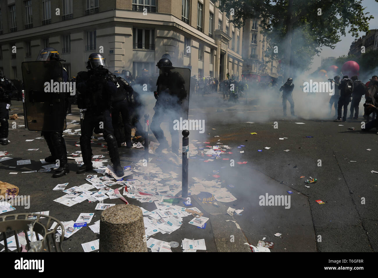 Paris, France. Le 1 mai 2019 - Des milliers de personnes se sont rassemblées pour les manifestations du premier mai dans la capitale française avec l'éclatement des affrontements entre certains des manifestants et la police. De nombreux manifestants ont porté le gilet jaune et Black Bloc certains groupes anti-capitalistes sont également joints des marches. Plusieurs centaines de policiers avaient été déployés dans Paris, et ils ont tiré des gaz lacrymogènes, mais aussi des balles en caoutchouc et de bâton pour repousser les manifestants. Credit : ZUMA Press, Inc./Alamy Live News Banque D'Images
