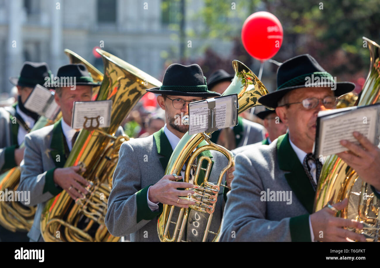 Vienne, Autriche. 1er mai 2019. Les gens assistent à la parade du 1er mai à Vienne, Autriche, le 1 mai 2019. Le Parti social-démocrate d'Autriche (SPO) a organisé le défilé le mercredi à Vienne. Credit : Guo Chen/Xinhua/Alamy Live News Banque D'Images